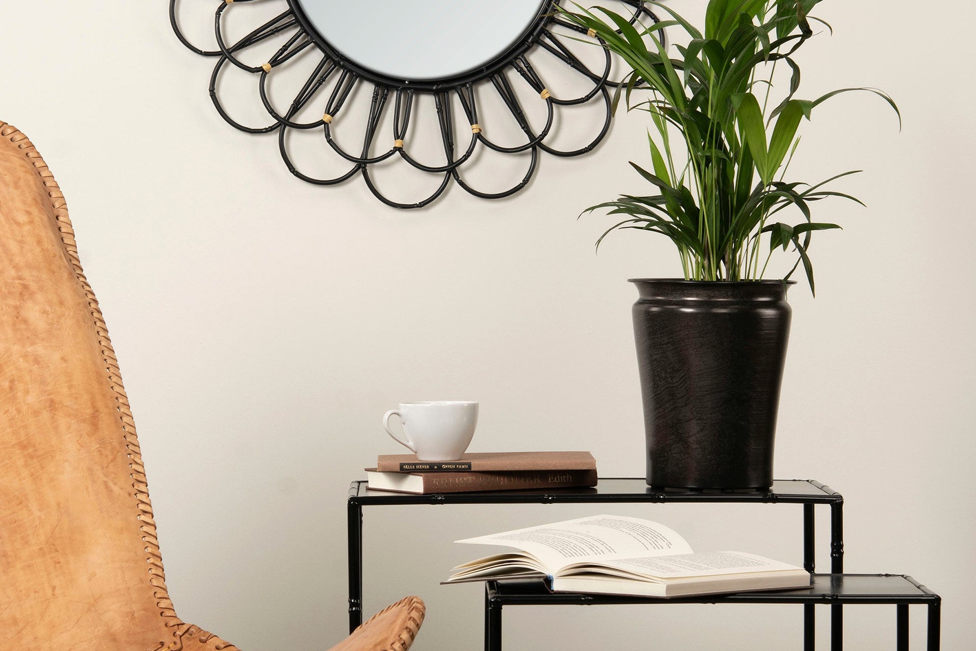 Musta metallinen bambupeili